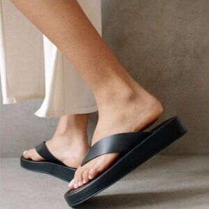 Alohas Overcast Black Leather Thong Sandals EU 38 Like The Row Ginza